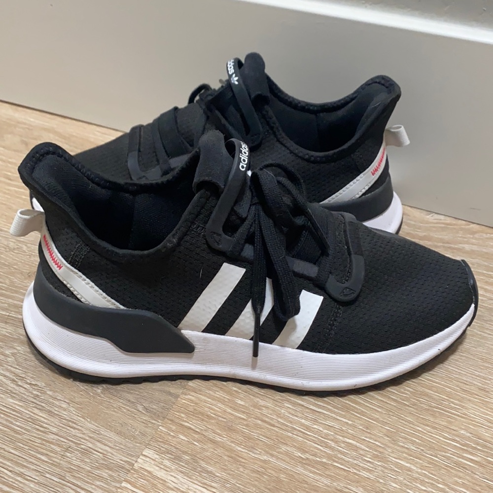 Adidas running shoe with pink detail ortholite big kids